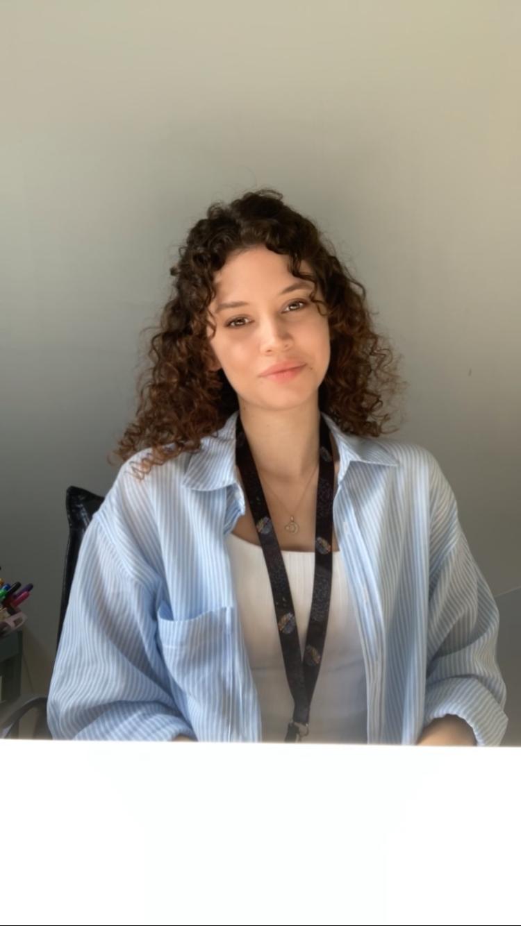 Özge Yelek